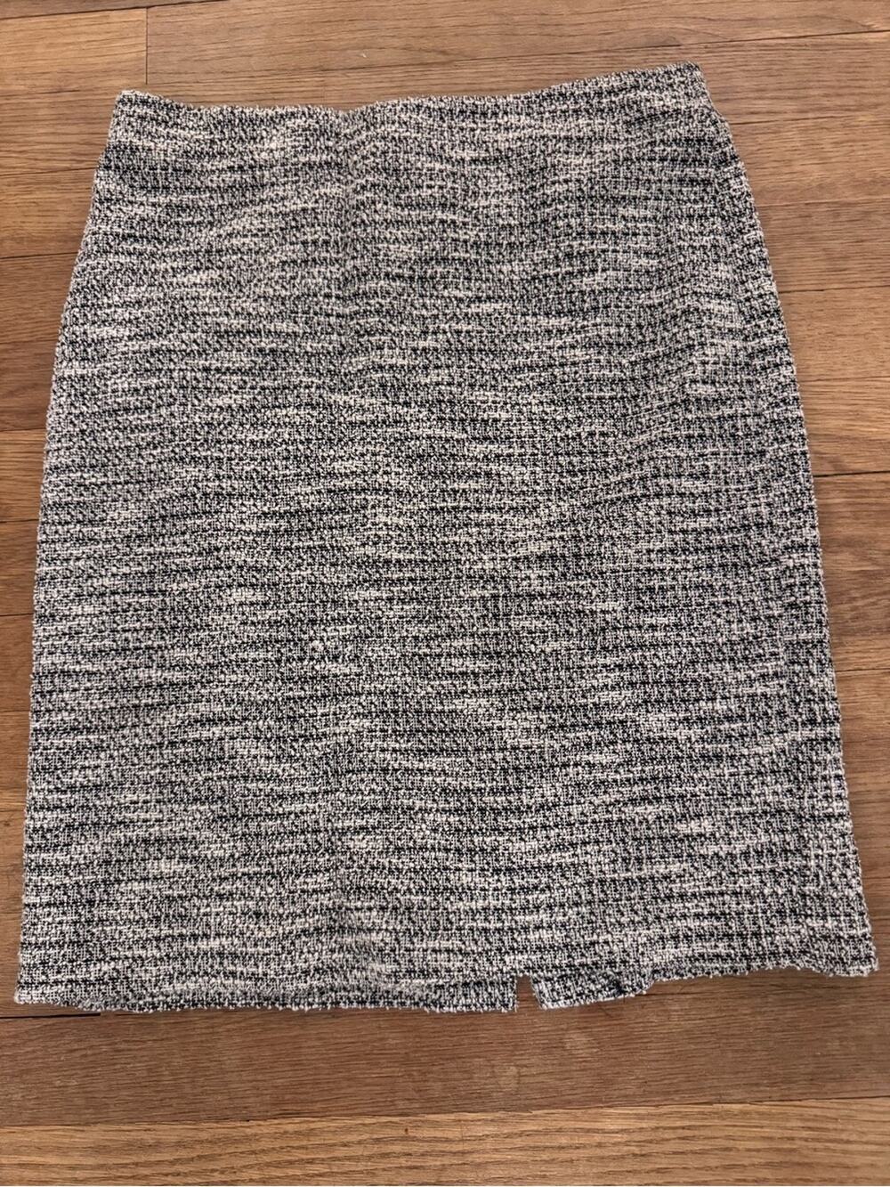 Ann Taylor Women's Black White Gray Tweed Knee Length Pencil Skirt - Sz 6P
b24